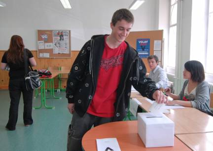 Vhazování volebních lístků do urny probíhalo pod dozorem komise