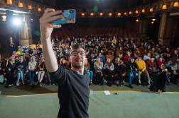 Janek Rubeš si po skončení debaty k #FollowMe udělal se studenty selfie. Nestalo se to poprvé. FIlm k tomu tak trochu svádí :) Janek Rubeš si po skončení debaty k #FollowMe udělal se studenty selfie. Nestalo se to poprvé. FIlm k tomu tak trochu svádí :)