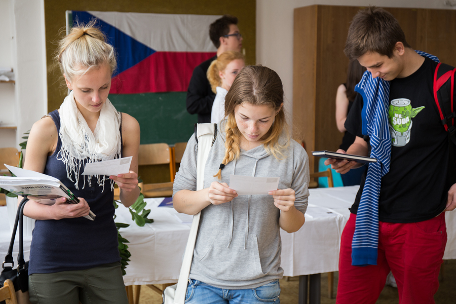Studentské volby Jednoho světa na školách - volební místnost