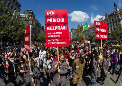 Průvod zanedlouho dorazí k soše sv. Václava