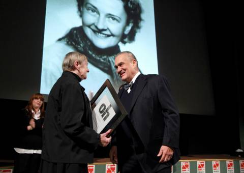 Laureátka Hana Krsková - Dvořáková přebírá ocenění z rukou Karla Schwazenberga