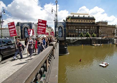 Z Národního divadla vedl průvod na Újezd, k památníku obětem komunismu