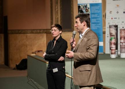 Kateřina Saparová a Šimon Pánek při diskusi po projekci filmu.