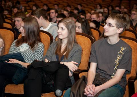 vyprávěl studentům podrobnosti o filmu a veselé příhody z natáčení...