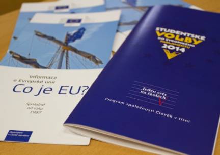 Z příručky o studentských volbách se studenti dozvěděli informace o fungování EU a Evropském parlamentu