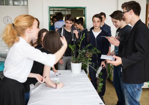 Předsedkyně volební komise rozdává pokyny (Gymnázium Na Vítězné pláni)