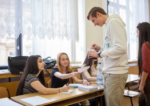 Volební komise ověřuje totožnost voliče - Obchodní akademie a jazyková škola v Liberci