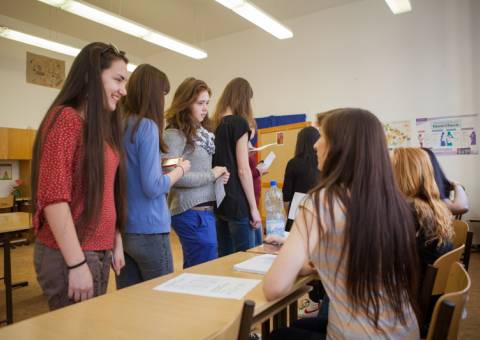 Studentky čekají, až se prostor za plentou uvolní - Obchodní akademie a jazyková škola v Liberci