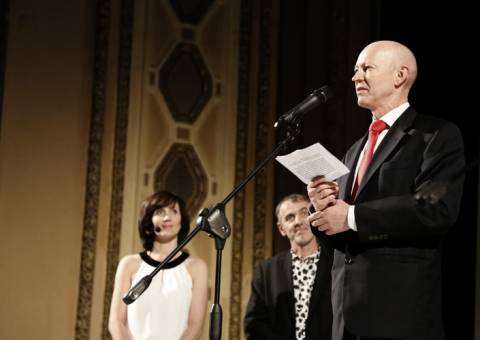 Norské velvyslanectví v Praze věnovalo laureátům studijní cestu do Norska. Hovoří velvyslanec v ČR Jens Eikaas.