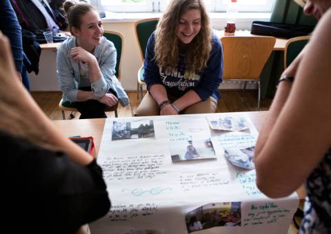 Studentky z gymnázia v Kladně pravodelně dochází do domova seniorů, kde připravují pro klienty program