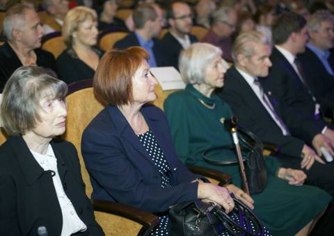 První řada návštěvníků slavnostního zahájení, laureáti s jejich blízkými...