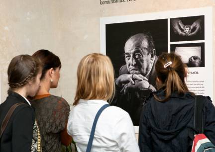 Celý listopad se můžete přijít podívat na výstavu fotografií s portréty pamětníků, jejichž život poznamenalo komunistické bezpráví.