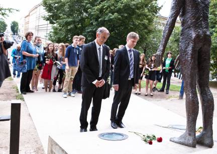 Karel Strachota společně s Tomášem Hudečkem, primátorem města, jako první pokládají růže k pomníku obětem komunismu...