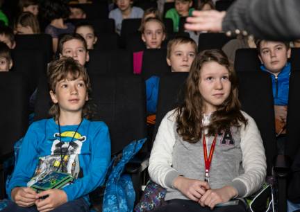 Při projekcích č. 1 a 2 žáci diskutují o zhlédnutých filmech s moderátorem.