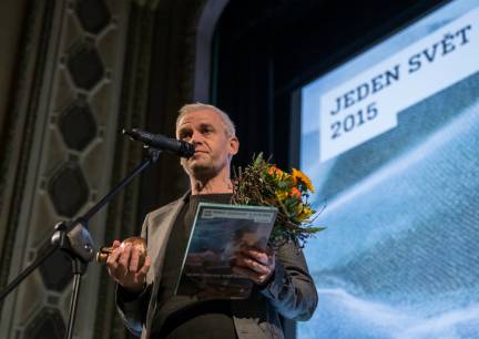 Soren Steen Jespersen děkuje studentům za předané ocenění, během slavnostního ukončení festivalu Jeden svět v Praze.