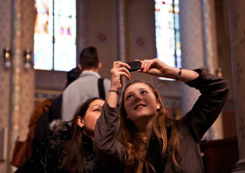 Ve stejnou chvíli probíhal také workshop fotografie reportážní, který byl vedený Janem Šibíkem a studenti se v rámci tohoto workshopu ocitli i v kostele sv. Ludmily na Náměstí Míru