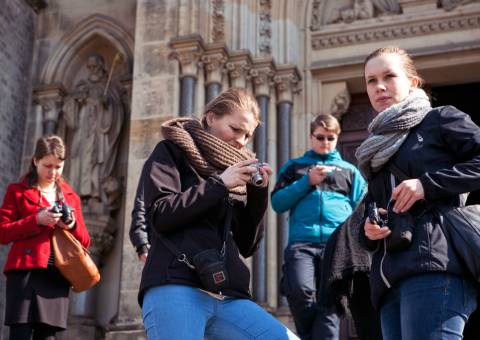 Studenti i jejich vyučující si před kostelem ukazovali, jaké záběry se jim podařilo zachytit