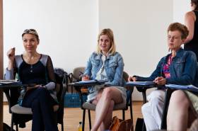 Pedagogové shlédli ukázky několika filmů a učili se pracovat s AV lekcemi. Pedagogové shlédli ukázky několika filmů a učili se pracovat s AV lekcemi.