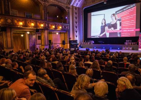 Zaplněný sál pražského kina Lucerna