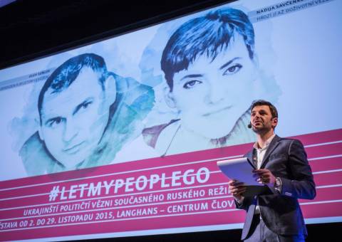 Moderátor také pozval na výstavu o ukrajinských politických vězních v Rusku #Let my people go, která bude celý listopad probíhat v Langhansu - Centru Člověka v tísni