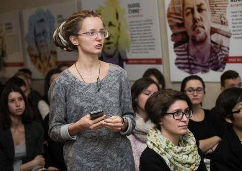 Hned zkraje debaty padaly otázky, jak mohl takové věznění psychicky vydržet.