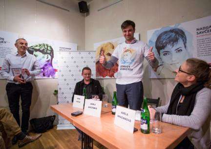 Jurij s tričkem Let My People Go jako gestem podpory ukrajinských vězňů.