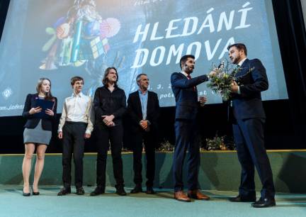 Studentská porota udělila svou cenu estonskému filmu Co se nenosí o uvědomělé spotřebě oblečení. Cenu převzal zástupce estonské ambasády