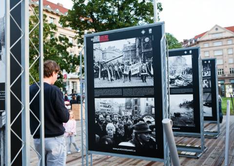 Výstava Konec přátelské pomoci na Vítězném náměstí v Praze