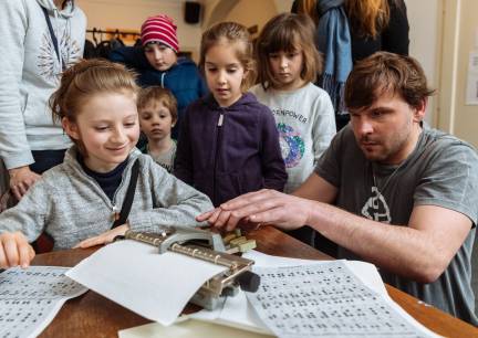 Po filmu měly děti možnost vyzkoušet si se Zdeňkem různé nástroje pro nevidomé, například psací stroj pro zápis Braillova písma.