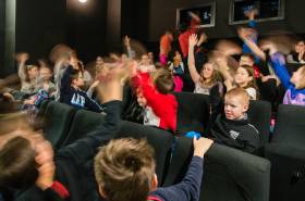 Mávání na promítače, aby pustil další film, je velmi oblíbená disciplína. Mávání na promítače, aby pustil další film, je velmi oblíbená disciplína.