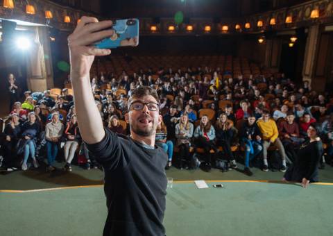 Janek Rubeš si po skončení debaty k #FollowMe udělal se studenty selfie. Nestalo se to poprvé. FIlm k tomu tak trochu svádí :)