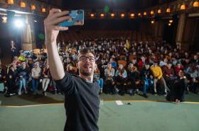 Janek Rubeš si po skončení debaty k #FollowMe udělal se studenty selfie. Nestalo se to poprvé. FIlm k tomu tak trochu svádí :)