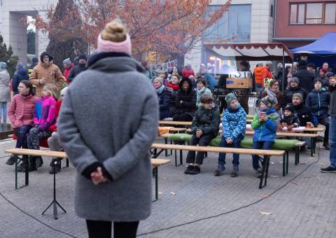 Na náměstí v Roztokách se během 4 hodinového programu vystřídalo několik stovek návštěvníků | © Adéla Vosičková