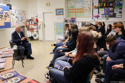 Žáci ZŠ Čeladná sledují debatu s pamětníkem