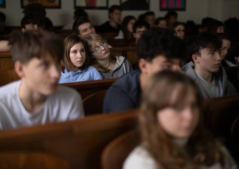 Žáci Gymnázia Nad Alejí v Praze během projekce filmu. 