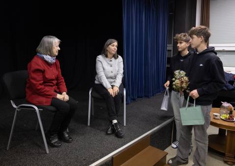 Žáci děkují za debatu pamětnicím Janě Hlavsové a Heleně Marjanovičové, Gymnázium Nad Alejí, Praha. 