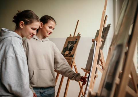 Žákyně Gymnázia Františka Křižíka v Plzni si prohlíží výstavu NepřemoŽENY. 