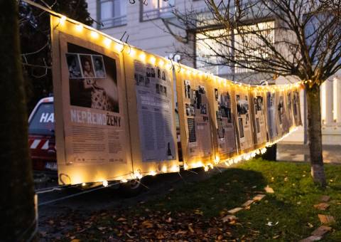 Instalace výstavy NepřemoŽENY během oslav 17. listopadu pro veřejnost v Roztokách u Prahy. 