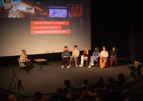 Ředitel Jednoho světa na školách Karel Strachota na debatě na ZŠ Slovácká Břeclav. 