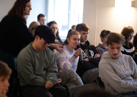 Žáci Gymnázia nad Kavalírkou během debaty v Knihovně Václava Havla. 